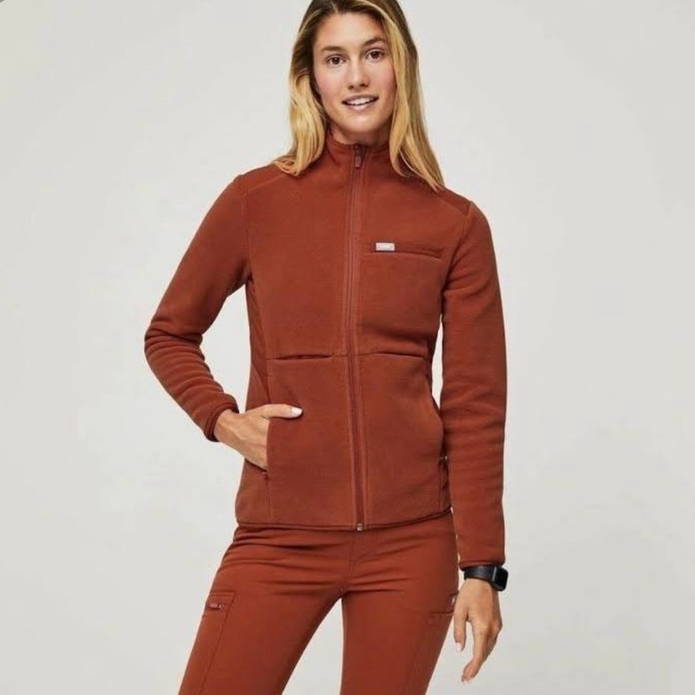 figs on shift fleece jacket auburn